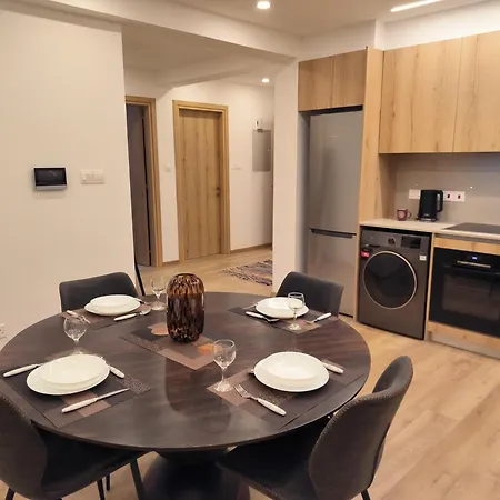 2 Bedroom Brand New Mc Kenzie 2 Minute To The Mc Kenzie דירה לרנקה